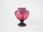 LE VERRE FRANCAIS.
Vase "dalhias" en verre poudré rose doublé de...