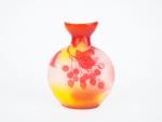 GALLE. 
Vase ovoïde en verre à décor gravé en camée...