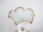 Vase Restauration en opaline blanche, à décor de guirlandes de...