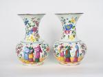 Paire de vases Napoléon III en porcelaine de Bayeux, à...