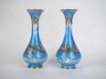 Paire de vases Napoléon III en opaline à décor de...
