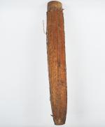 Tambour, provenance indéterminée
Bois à patine claire, cuir
H. 125 cm 


Long...