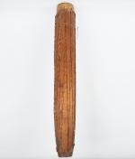 Tambour, provenance indéterminée
Bois à patine claire, cuir
H. 125 cm 


Long...