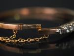 Bracelet jonc Napoléon III en or jaune, sertie d'une ligne...