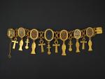 Bracelet articulé de style égyptien en or jaune, à décor...