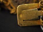 Bracelet articulé de style égyptien en or jaune, à décor...