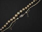Collier de cent-quarante perles fines arrondies et ovales de couleur...