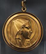 Importante médaille religieuse en or jaune, figurant la Sainte Vierge...