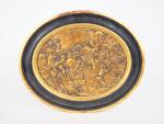 Plaque ovale XVIIème en bronze en léger relief à patine...