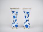 Paire de vases cornet XIXème en opaline, à décor de...