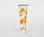 Vase cornet XIXème en opaline blanche, décor en relief de...