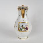 Grande verseuse XIXème en porcelaine de Paris, à décor polychrome...