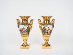 Paire de vases Restauration en porcelaine de Paris, à décor...
