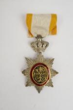 Insigne de l'Ordre royal du Cambodge établi le 8 février...