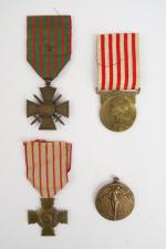Lot de décorations diverses francaises. (Croix de guerre 14/17, croix...