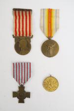 Lot de décorations francaises. (Médaille  commémorative 14/18, croix du...