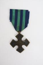 Croix de guerre 14/18, croix en bronze au monogramme du...