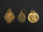 Ensemble comprenant trois différentes médailles religieuses en or jaune, figurant...