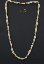 Collier ras-de-cou en composé de trois rangs de perles alternés...
