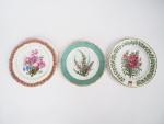 Suite de trois différentes assiettes en porcelaine de Paris XIXème...