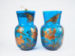 Paire de vases Napoléon III en verre à décor japonisant...