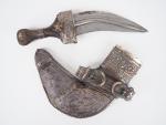 Couteau oriental et son fourreau en bois, métal et argent...