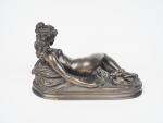CLODION.
"Jeune fille nue allongée".
Sculpture en bronze à patine verte.
Signée. 
Dim....