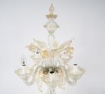 Grand chandelier en verre translucide de Murano pailleté d'or à...