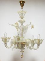 Lustre en verre translucide de Murano pailleté d'or, à décor...