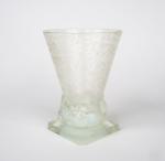 SABINO à Paris.
Vase en verre opalescent et translucide à décor...
