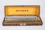 Harmonica de marque Hohner en métal chromé dans son coffret.
Dim....