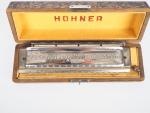 Harmonica de marque Hohner en métal chromé dans son coffret.
Dim....