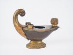 Encrier en bronze en forme de lampe à huile antique.
Dim....