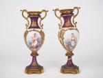 Paire de vases balustre de style Louis XVI en porcelaine...