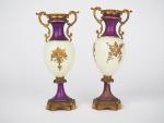 Paire de vases balustre de style Louis XVI en porcelaine...