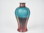 Vase début XXème en céramique à couverte flammée.
Signé.
Dim. 35,5 cm.
(Sauts...