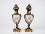 Paire de vases couverts Napoléon III en porcelaine de style...