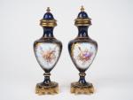 Paire de vases couverts Napoléon III en porcelaine de style...