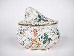 Pot couvert en porcelaine à décor de fleurs polychromes, en...