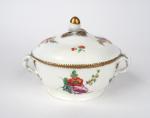 Bouillon XIXème en porcelaine à décor polychrome de bouquets de...
