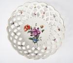 MEISSEN.
Corbeille ajourée XVIIIème en porcelaine polychrome à décor de fleurs.
Signée.
Dim....