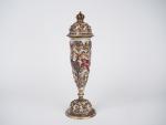 CAPODIMONTE.
Vase couvert en porcelaine polychrome à décor en relief d'amours,...