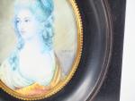 ANDRE.
"Portrait de jeune femme au sautoir de perles".
Miniature signée.
Dim. 9,5...