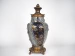 Vase en céramique à décor polychrome et tacheté d'or de...