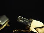 Bracelet articulé trois tons d'or, à décor de frise de...