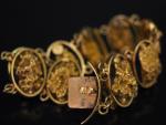 Bracelet articulé en or jaune, composé de neuf maillons ovales,...