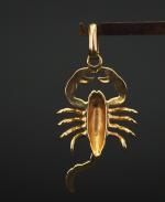Pendentif en or jaune en forme de scorpion. 
H. (sans...