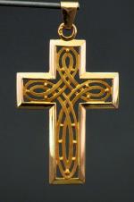 BECKER
Pendentif en forme de croix en or jaune, à décor...