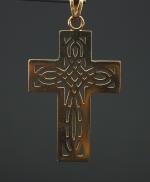 BECKER
Pendentif en forme de croix en or jaune, à décor...