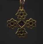 CRISO
Pendentif en forme de croix en or jaune, serti de...